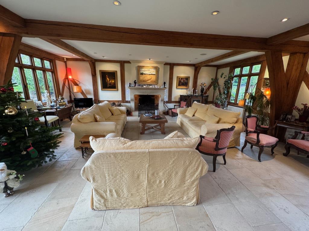 Lot: 43566 - COUNTRY ESTATE COMPRISING 5 BEDROOM MANOR HOUSE, WEDDING VENUE WITH 7 BEDROOM HOUSE, 6 ECO LODGES, 5 COTTAGES, 2 TENNIS COURTS, WORKSHOP AND ANCILLARY ACCOMMODATION - SET IN OVER 20 ACRES - Froggies-main sitting room